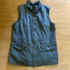 Sleeveless Army Green Utility Vest. Zip & Snap Buttons. Fully lined. Sz L.